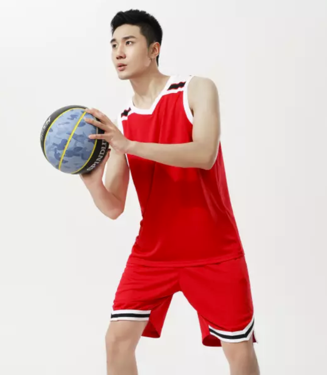 Un maillot de basket-ball con&ccedil;u sur mesure avec les couleurs vives de l'&eacute;quipe, le logo et le num&eacute;ro du joueur affich&eacute;s sur un fond &eacute;pur&eacute;.
