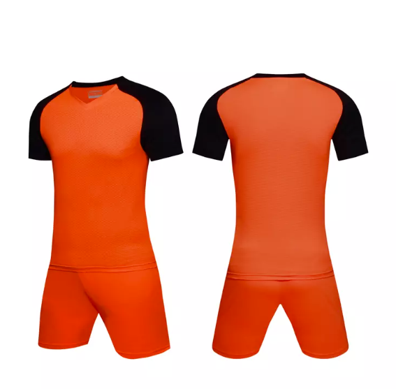Un maillot de football con&ccedil;u sur mesure avec les couleurs vives de l'&eacute;quipe, le logo et le num&eacute;ro du joueur affich&eacute;s sur un fond &eacute;pur&eacute;.