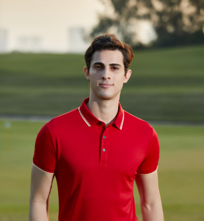 Image montrant une vari&eacute;t&eacute; de t-shirts polo soigneusement pr&eacute;sent&eacute;s, pr&eacute;sentant diff&eacute;rentes couleurs, motifs et styles pour hommes et femmes.